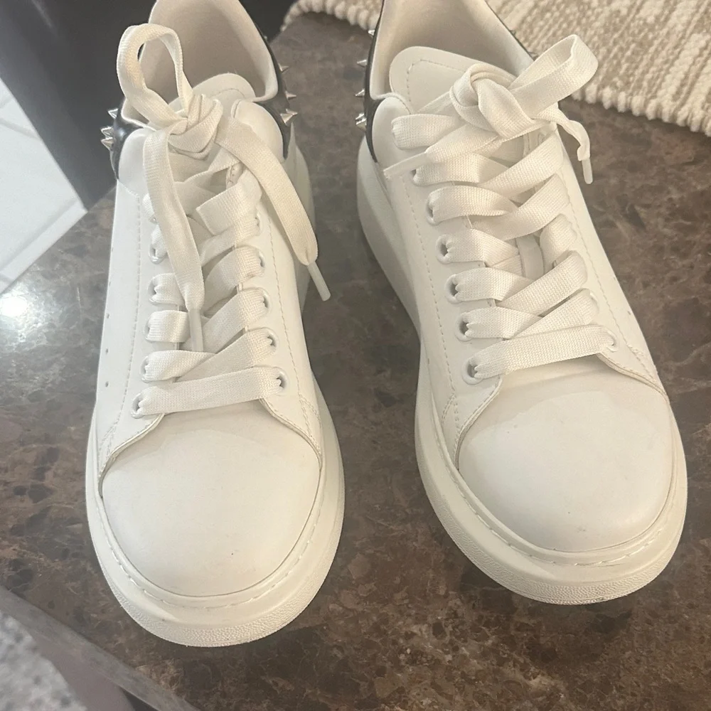 Alexander Mcqueen mens leather sneakers with Stud Details - Picture 1 of 10
